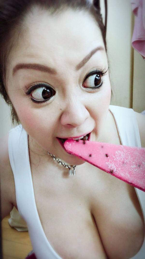 【朗報】小向美奈子さん、アイスを食べる 